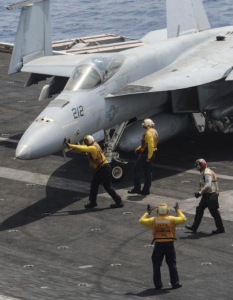 Máy bay chiến đấu Super Hornet đang được các nhân viên làm công tác chuẩn bị cho huấn luyện (đẩy ra).